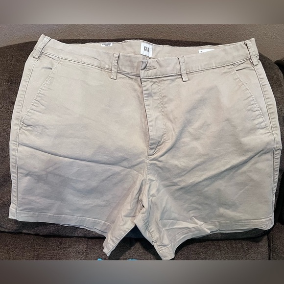 GAP men’s khaki 7 in shorts 38 in waist. - Picture 2 of 4